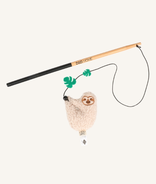 canne a peche pour chat en forme de paresseux de couleur beige et marron avec feuille verte manche en bois de la marque DND home