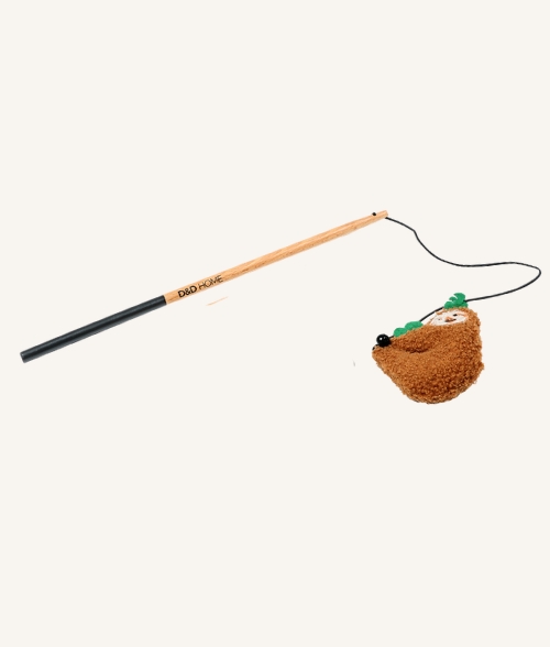 Canne à peche pour chat avec un paresseux marron de la marque D&D Home
