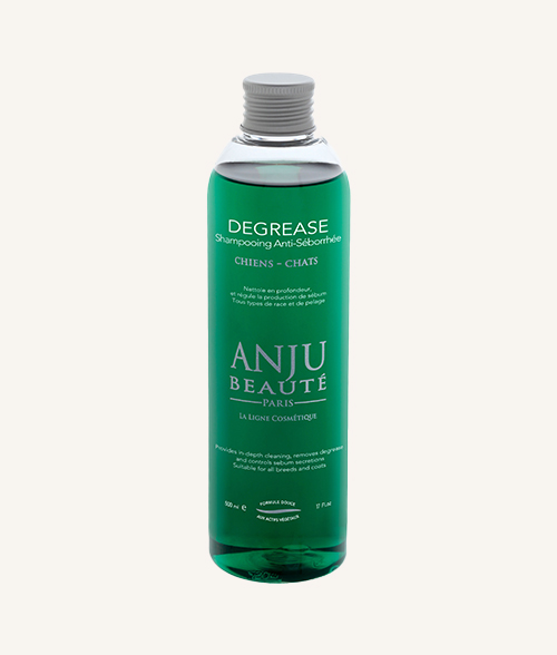 Shampoing dégraissant pour poils gras. Convient pour les chiens et le chats de la marques Anju Beauté.