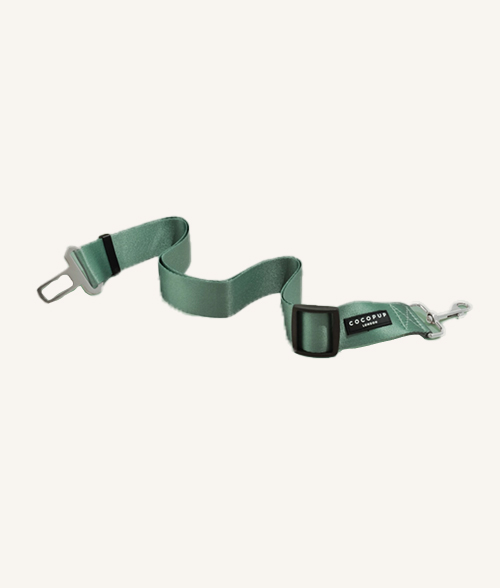 Ceinture sécurité kaki pour chien à clipser sur harnais. Réglable et pratique pour voyager en voiture. Cocopup London.