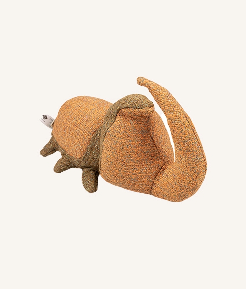 Peluche pour chien en forme de scarabée couleur terracotta avec corde et couineur intégré