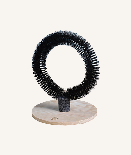 arc de massage noir mila avec socle bois et tissu decoratif en poils noir de chez laroy group pour chat