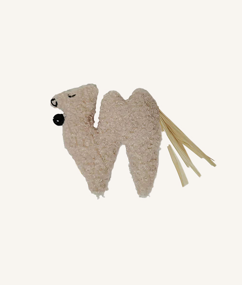 jouet en bouclette beige pour chat de chez laroy group en forme de chameau